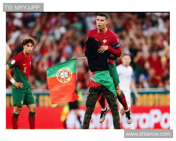 欧冠赛场惊现奇葩瞬间球迷闯入抢夺C罗球衣引发热议